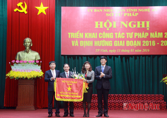 Đồng chí Lê Xuân Đại, Phó chủ tịch thường trực UBND tỉnh thừa ủy quyền Bộ trưởng Bộ Tư pháp trao cờ thi đua cho Sở Tư pháp.