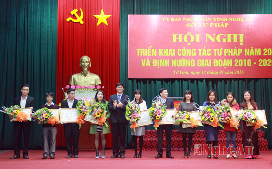 Đồng chí Lê Xuân Đại, Phó chủ tịch thường trực UBND tỉnh trao bằng khen của UBND tỉnh cho 4 tập thể và 10 cá nhân có thành tích trong công tác Tư pháp năm 2015.