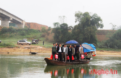 Muốn đến xã Phú Sơn, đoàn công tác vượt sông con bằng đò ngang qua sông Con.