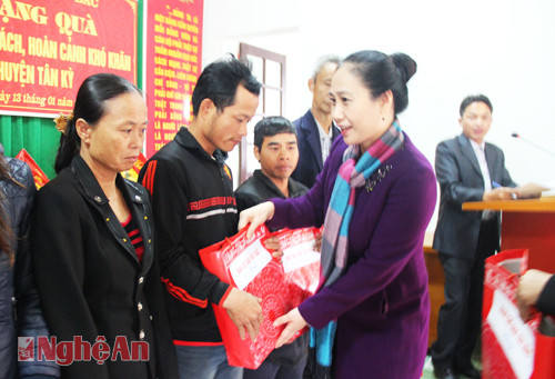 Đồng chí Đinh Thị Lệ Thanh trao 100 suất quà, mỗi suất trị giá 500 nghìn đồng cho đại diện 10 hộ nghèo xã Bảo Nam.