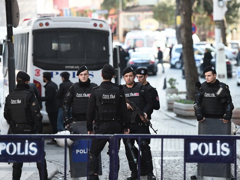 Cảnh sát phong tỏa hiện trường vụ nổ bom ở Istanbul.
