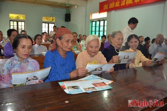 Các cụ ở CLB Người cao tuổi xã Nghĩa Liên (Nghĩa Đàn) tham gia Chương trình “Tư vấn và chăm sóc sức khỏe người cao tuổi dựa vào cộng đồng”.