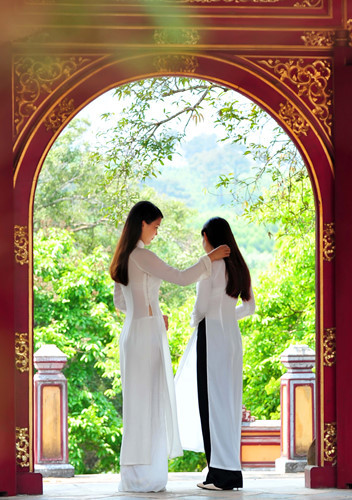 Tà áo dài trắng tinh khôi xứ Huế làm ngơ ngẩn bao du khách mỗi khi đến với vùng đất thơ mộng này