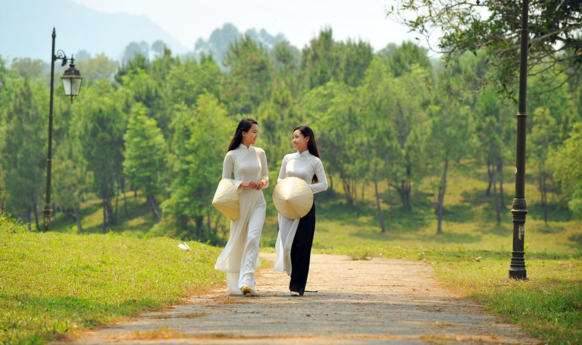 “Học trò xứ Quảng ra thi Thấy cô gái Huế chân đi không đành”