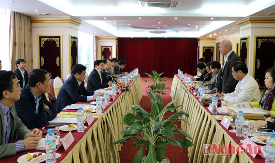 Đồng chí Trần Văn và các thành viên trong đoàn cho ý kiến về các phương án đầu tư công của Nghệ An trong giai đoạn 2016 - 2020