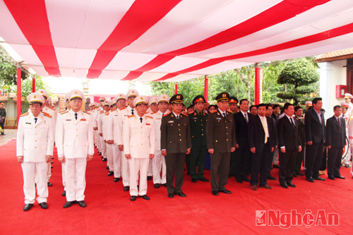Đoàn đại biểu trang nghiêm làm lễ chào cờ trong khuôn viên Nhà tưởng niệm đồng chí Trần Quốc Hoàn.