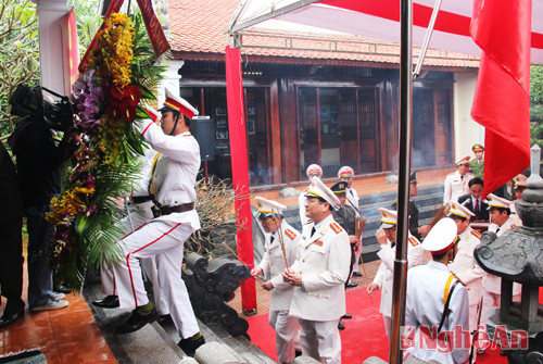 Đoàn đại biểu Công an tỉnh và Cảnh sát PCCC tỉnh làm lễ dâng hoa, dâng hương. 