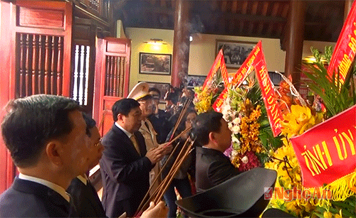Các đồng chí lãnh đạo tỉnh Nghệ An thắp hương trước bàn thờ đồng chí Trần Quốc Hoàn.