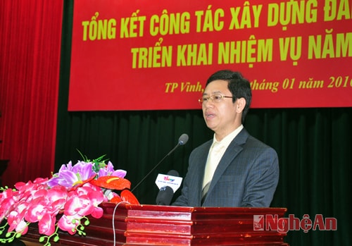 Đồng chí Nguyễn Xuân Sơn - Phó Bí thư Thường trực Tỉnh ủy trình bày báo cáo tại hội nghị.