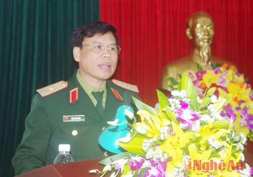Thiếu tướng Trần Tiến Dũng, Phó Chính ủy, Chủ nhiệm Ủy ban kiểm tra Đảng ủy Quân khu 4 phát biểu tại hội nghị.