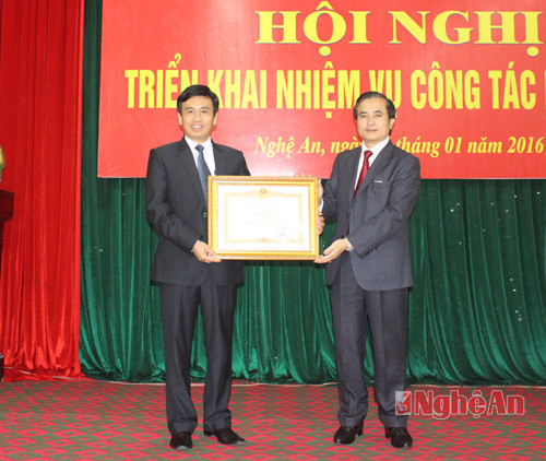 Lãnh đạo tỉnh tặng Bằng khen của Thủ tướng Chính phủ cho đồng chí Nguyễn Bá Hảo - Phó Giám đốc Sở TT&TT. 