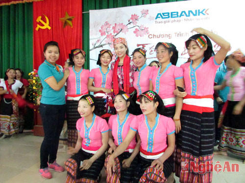 Hoa hậu Việt Nam 2014 chụp ảnh lưu niệm cùng đội văn nghệ xã Lục Dạ.