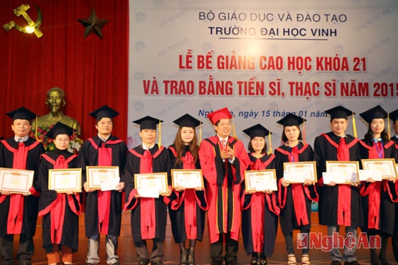 Trao giấy khen của nhà trường cho các học viên có thành tích xuất sắc