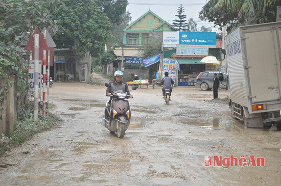Tỉnh lộ 534 đoạn vừa qua cầu Phương Tích thuộc địa bàn xã Nghi Phương, Nghi Lộc cũng bị hư hỏng nặng
