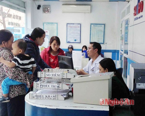 Phụ huynh đến đăng ký tiêm vắc xin dịch vụ tại Phòng tiêm 