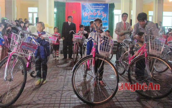 Ban tổ chức “Chắp cánh ước mơ” cũng trao tặng 11 chiếc xe đạp cho 11 em học sinh có hoàn cảnh khó khăn của trường./.