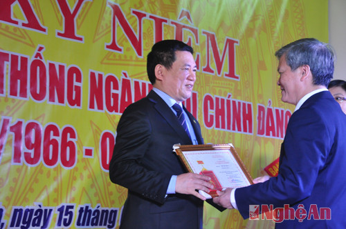 đồng chí Nguyễn Văn Thông - Ủy viên Trung ương Đảng - Phó trưởng Ban Nối chinh Trung ương tặng kỷ niệm chương cho đồng chí Hồ Đức Phớc.