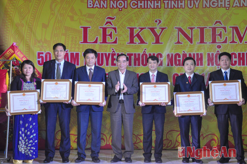 Đồng chí Hoàng Viết Đường - Phó Chủ tịch UBND tỉnh tặng bằng khen cho các cá nhân xuất sắc 