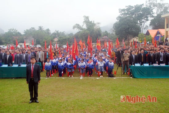 Đông đảo đại biểu, cán bộ và nhân dân địa phương tham dự buổi lễ.