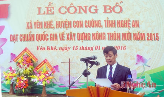 Đồng chí Nguyên Hồ Lâm - Phó Chánh Văn phòng NTM tỉnh Nghệ An công bố quyết định trao bằng chứng nhận đạt chuẩn cho xã Yên Khê và khen thưởng của UBND tỉnh Nghệ An cho các cá nhân và tập thể.