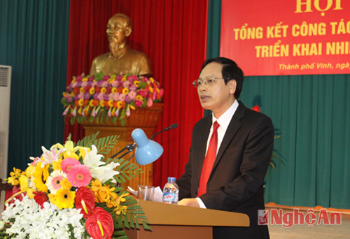 Đồng chí Nguyễn Mạnh Khôi - Phó Trưởng ban Thường trực, Ban Dân vận Tỉnh ủy trình bày tổng kết công tác dân vận năm 2015; phương phướng, nhiệm vụ năm 2016.