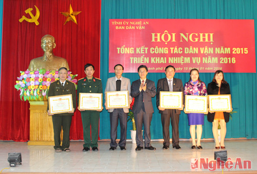 Đồng chí Nguyễn Xuân Sơn - Phó Bí thư Thường trực Tỉnh ủy trao tặng Giấy khen cho các đơn vị đạt thành tích xuất sắc tiêu biểu trong công tác dân vận năm 2015.