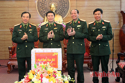 Thượng tướng Mai Quang Phấn tặng quà cho Bộ Tư lệnh Quân khu 4.