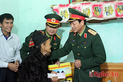 Trung tướng Võ Văn Việt, Bí thư Đảng ủy, Chính ủy Quân khu 4 thau mặt Tổng cục Chính trị tặng quà cho Mẹ VNAH Hà Thị Đức tại  xã Hoa Sơn, Anh Sơn.