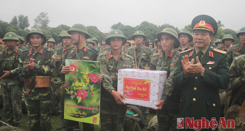 đồng chí Thượng tướng Mai Quang Phấn - Uỷ viên TW Đảng - Phó chủ nhiệm tổng ccụ chính trị tăng quà cho cán bộ, chiến sỹ Tiểu đoàn 4 