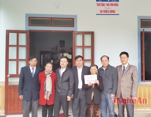 Trao nhà tình nghĩa cho gia đình bà Nguyễn thị Hường ở xóm Đông Hà, xã Đông Hiếu (TX Thái Hòa)