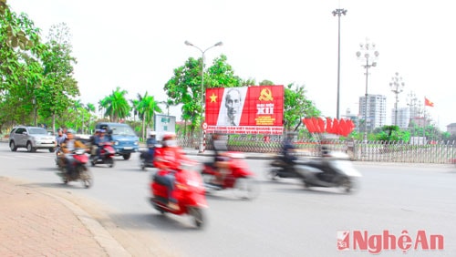 Một áp phích cổ động nổi bật được bộ trí ngã ba giữa đường Hồ Tùng Mậu - Nguyễn Văn Cừ.