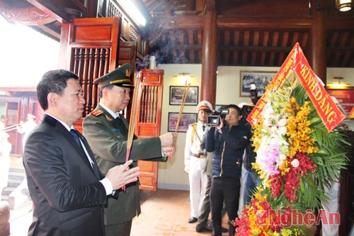 Các đồng chí Thượng tướng Tô Lâm - Ủy viên Trung ương Đảng, Thứ trưởng Bộ Công an và Hồ Đức Phớc - Bí thư Tỉnh ủy, Chủ tịch HĐND tỉnh thay mặt các đồng chí lãnh đạo Đảng, Nhà nước, Quốc hội, Chính phủ dâng hương trước bàn thờ đồng chí Trần Quốc Hoàn.