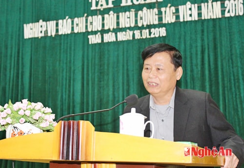 Đồng chí Lâm Văn Đoàn - Phó tổng biên tập Báo Nghệ An nói lời khai mạc buổi tập huấn.