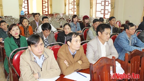 Cùng với trao đổi lý thuyết, khoá huấn luyện chú trọng thực hành viết tin, bài, xử lý ảnh, quay video clip.