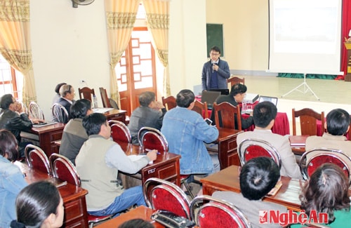 Kỹ thuật viên Báo Nghệ An hướng dẫn CTV xử lý hình ảnh gửi báo.