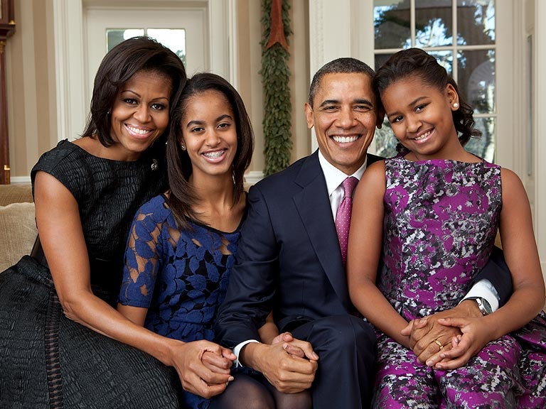 Tổng thống Obama và Đệ nhất Phu nhân luôn giành sự ưu tiên cao cho 2 cô con gái Malia và Sasha. Ảnh: Internet.