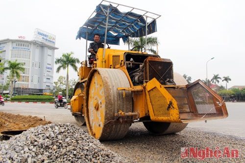 Công nhân đang khẩn trương thi công mở rộng vòng cua đoạn bùng binh Hải quan để xử lý ách tắc giao thông vào thời gian cao điểm.