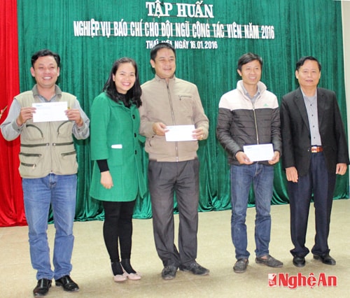 Ban tổ chức lớp học trao thưởng cho các nhóm có tác phẩm xuất sắc trong phần thực hành.