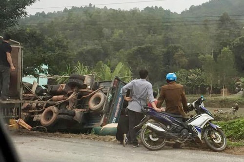 Chiếc xe tải chở gạo bị lật.