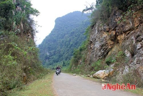 Trước kia, muốn vào Phá Đáy phải vượt qua vách núi dựng đứng, người dân phải làm thang gỗ nối với nhau để leo qua. Từ năm 2011, tuyến đường từ trung tâm xã Châu Bính vào Phá Đáy được mở, vách đá được phá tung, việc đi lại trở nên dễ dàng và thuận tiện. Trong ảnh là vị trí vách đá phải bắc thang năm xưa, nay việc đi lại đã dễ dàng.