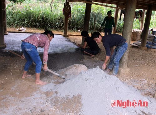 Một số hộ gia đình ở Phá Đáy đã đầu tư láng sàn nhà bằng xi măng, vừa sạch sẽ, vừa thuận tiện trong việc cất đặt đồ đạc và cất trữ nông sản.