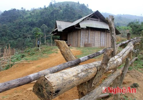 Có một điều đang là nỗi trăn trở của bà con và chính quyền địa phương, là hiện nay tỷ lệ hộ nghèo ở Phá Đáy đang ở mức 100%, nghĩa là 40/40 hộ nghèo, phần lớn bà con đang phải sinh sống trong những ngôi nhà tạm. Điện lưới quốc gia chưa vào đến Phá Đáy nên người dân còn chịu thiệt thòi và thiếu thốn.