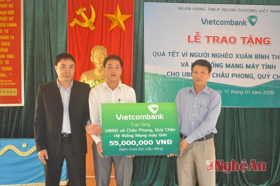 Đại diện Chi nhánh Vietcombank Trung Đô trào biểu trưng dàn máy vi tính cho UBND xã Châu Phong