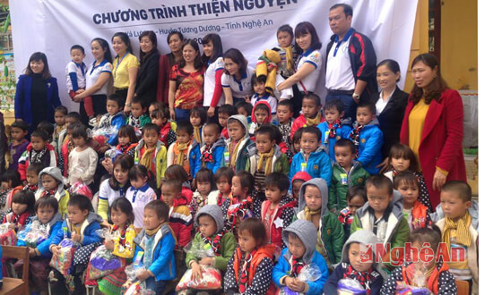 Đại diện Câu lạc bộ tặng quà chăn và quần áo ấm cho trẻ em nghèo xã Xá Lượng, Tương Dương