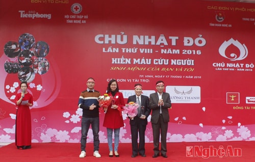 Lãnh đạo tỉnh tặng hoa Ban tổ chức