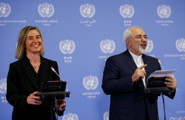 Bà Federica Mogherini, Cao ủy Liên minh châu Âu (EU) về chính sách an ninh và đối ngoại và Ngoại trưởng Iran Javad Zarif phát biểu trong cuộc họp báo tại tòa nhà Liên Hợp Quốc ở Vienna, Áo hôm 16/1. Ảnh: Reuters.