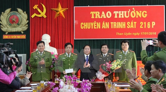 Ngày 17/1, lãnh đạo tỉnh Lai Châu và lãnh đạo Công an tỉnh khen thưởng đột xuất 30 triệu đồng cho Ban chuyên án trinh sát 216.P - Công an huyện Than Uyên vì đã có thành tích phá án, bắt giữ đối tượng cùng 10 bánh heroin hôm 16/1 vừa qua.