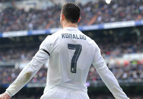 Ronaldo lập cú đúp vào lưới Gijon, qua đó leo lên dẫn đầu cuộc đua vua phá lưới Liga 2015-2016. Ảnh: Reuters