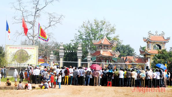 Đông đảo người dân về dự lễ hội Chùa Gám