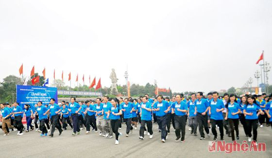 Các đại biểu tham gia chạy tại Lễ phát động Ngày chạy Olympic năm 2015 - Ảnh: Đặng Cường